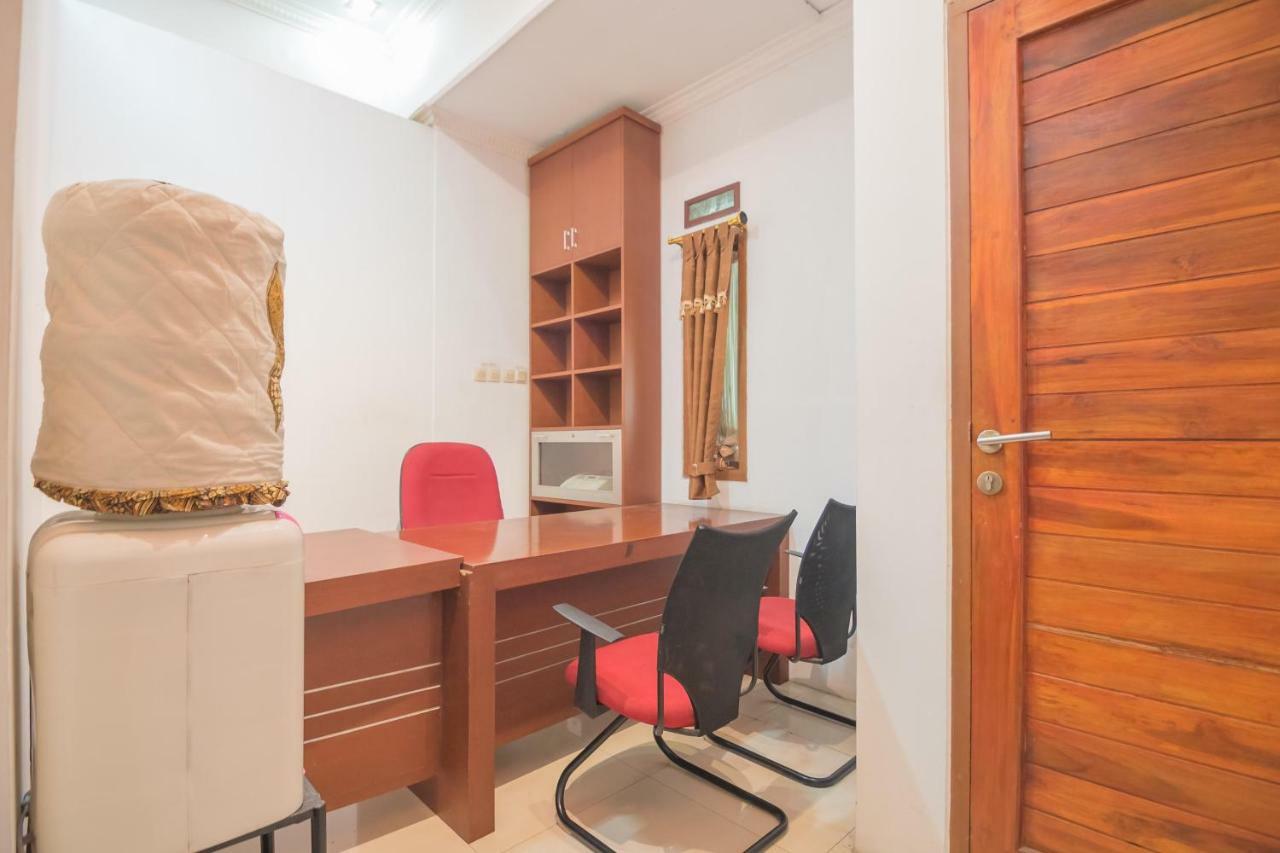 Reddoorz Near Margahayu Raya Hotel